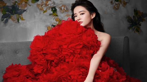 美女刘亦菲红色花瓣裙子4k壁纸-奈落语