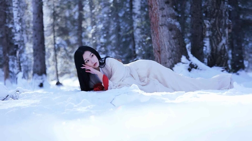 冬季雪地汉服美女4k桌面壁纸-奈落语