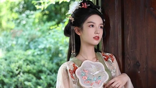 美女周也一袭古装丝绸织花长裙，手拿小扇，化身闺中大小姐，恬静优雅写真壁纸图片-奈落语