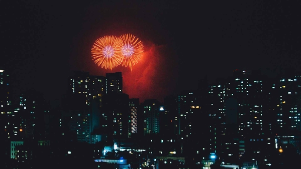 建筑物上空的烟花4k超高清壁纸-奈落语