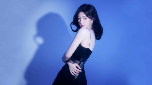 赵露思 黑色裙子 蓝色背景 4k美女壁纸-奈落语
