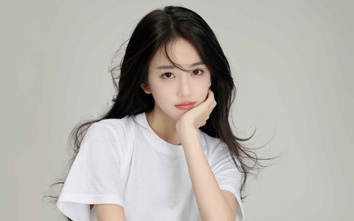 一手托腮清纯美女潘敏4K高清桌面壁纸-奈落语