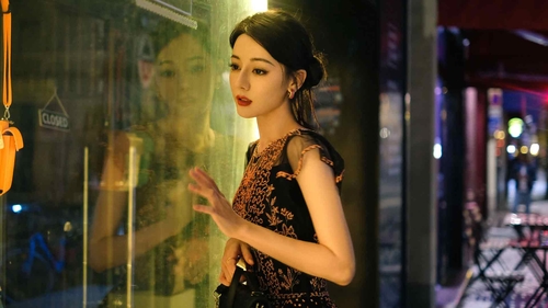 迪丽热巴 玻璃窗 高颜值美女4k电脑壁纸-奈落语