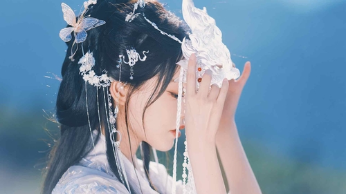 古风古装美女，祝绪丹身着白色丝绸古装搭配面具和各种头饰超美写真桌面壁纸-奈落语