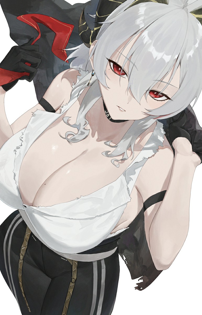 白发红瞳性感二次元角色，造型惊艳