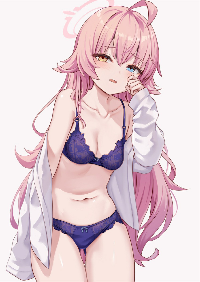 粉发异色瞳美少女的居家小性感