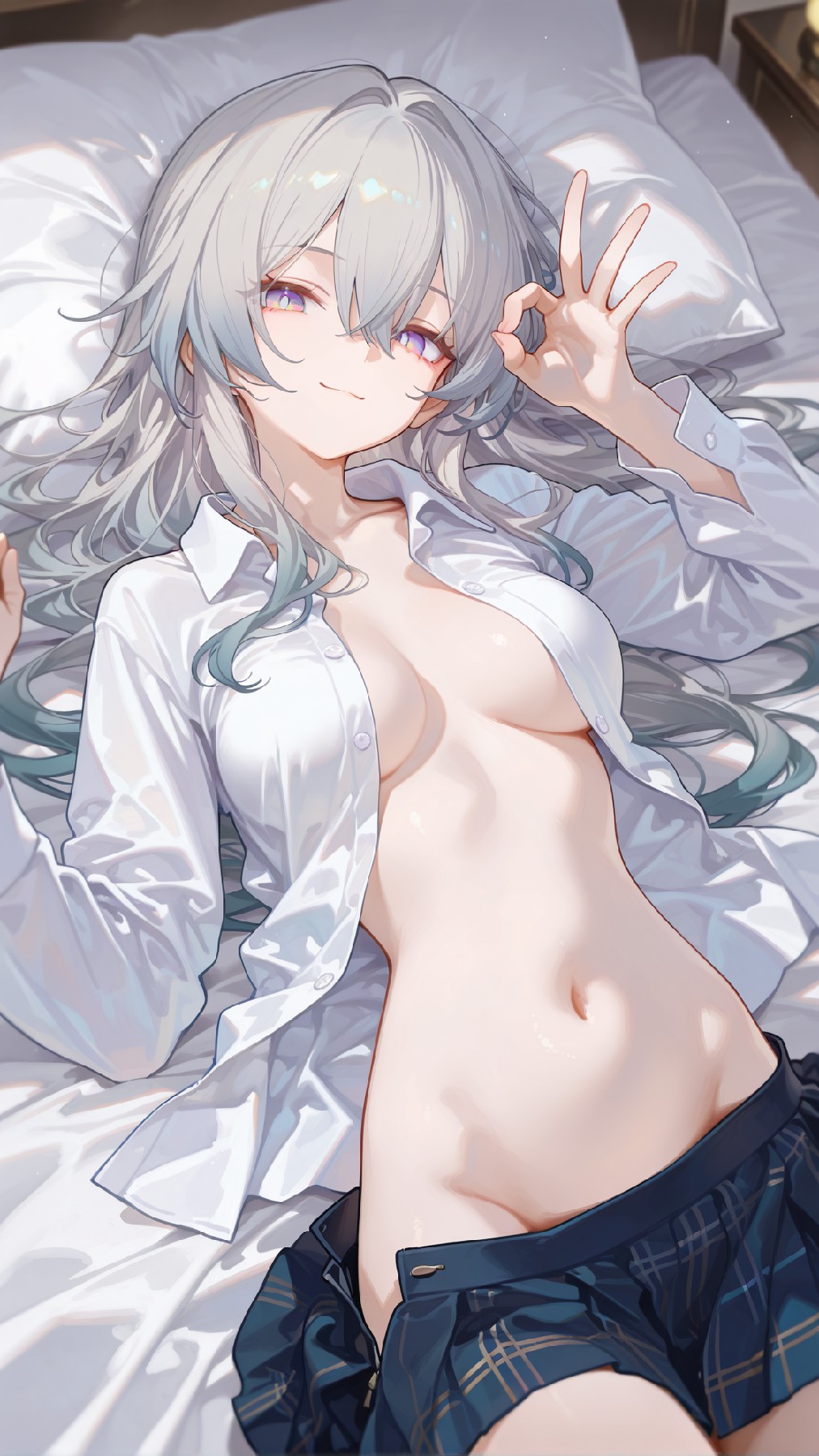 银发二次元少女躺卧,白衬衫格裙氛围感拉满