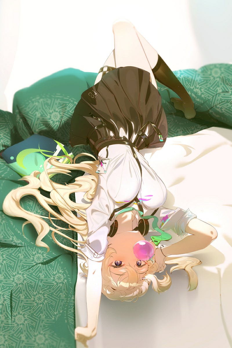 金发甜酷少女躺卧吹泡，灵动画风超吸睛