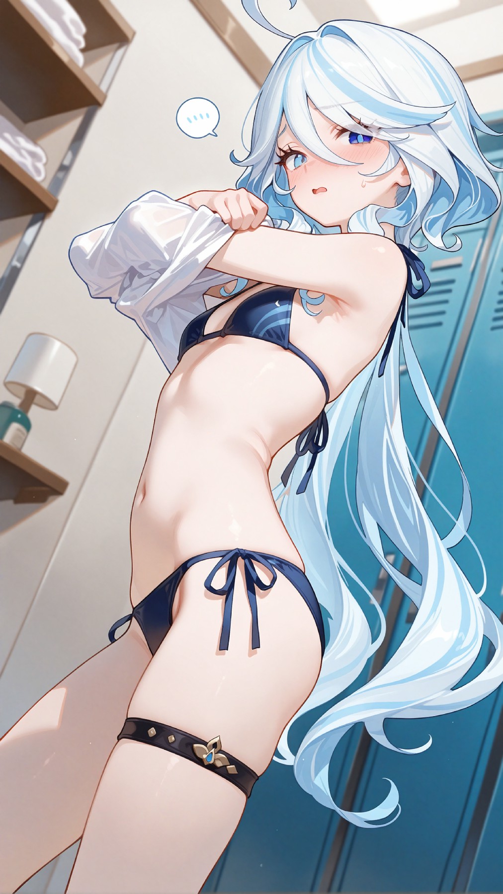 蓝发少女更衣室里的害羞比基尼时刻