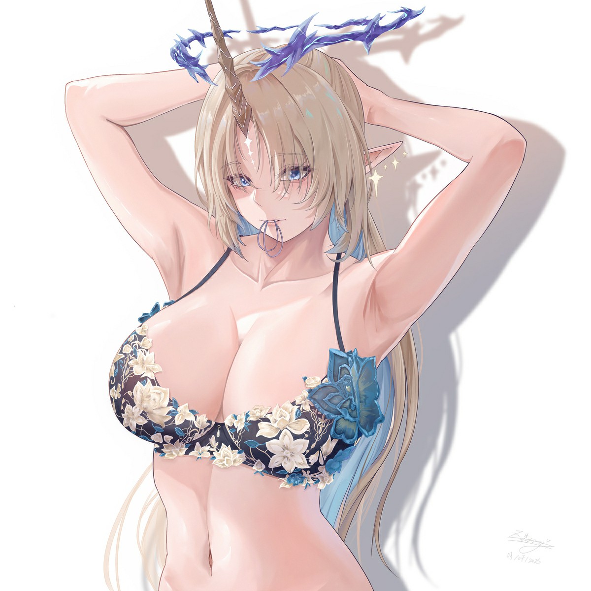 冰蓝犄角精灵美人 花饰内衣冷艳吸睛