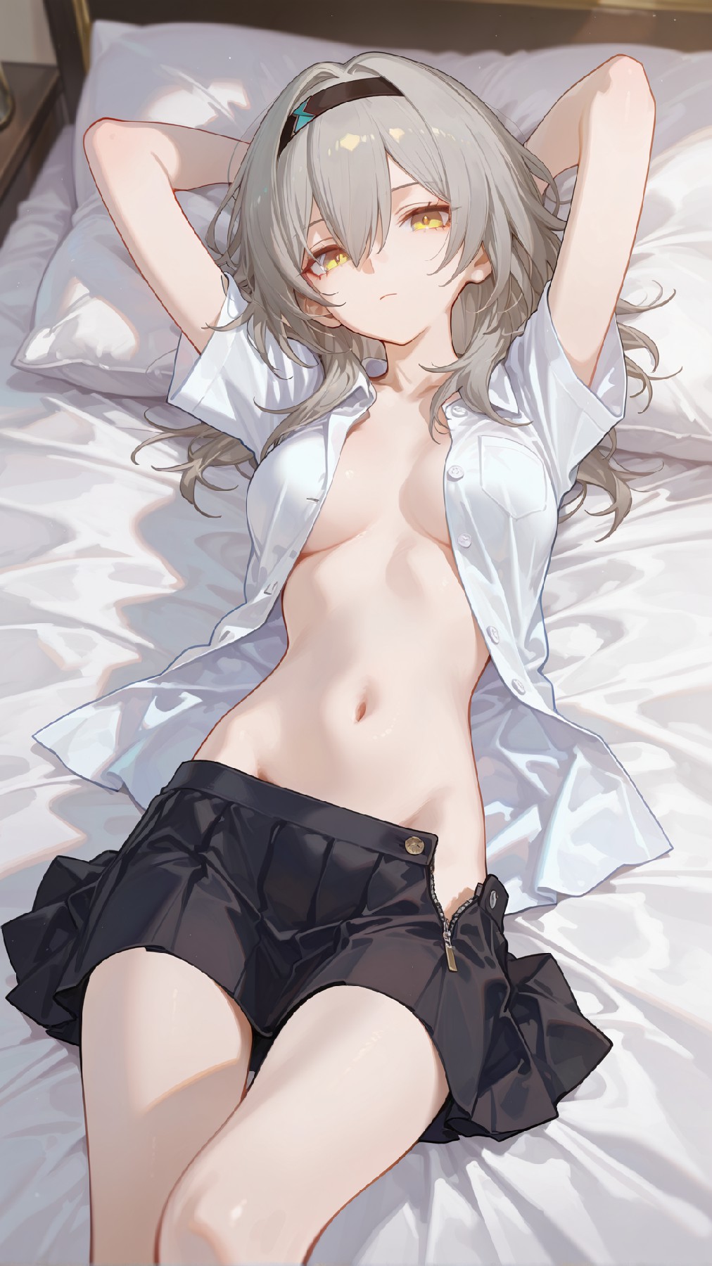 银发黄瞳少女慵懒床照氛围感拉满