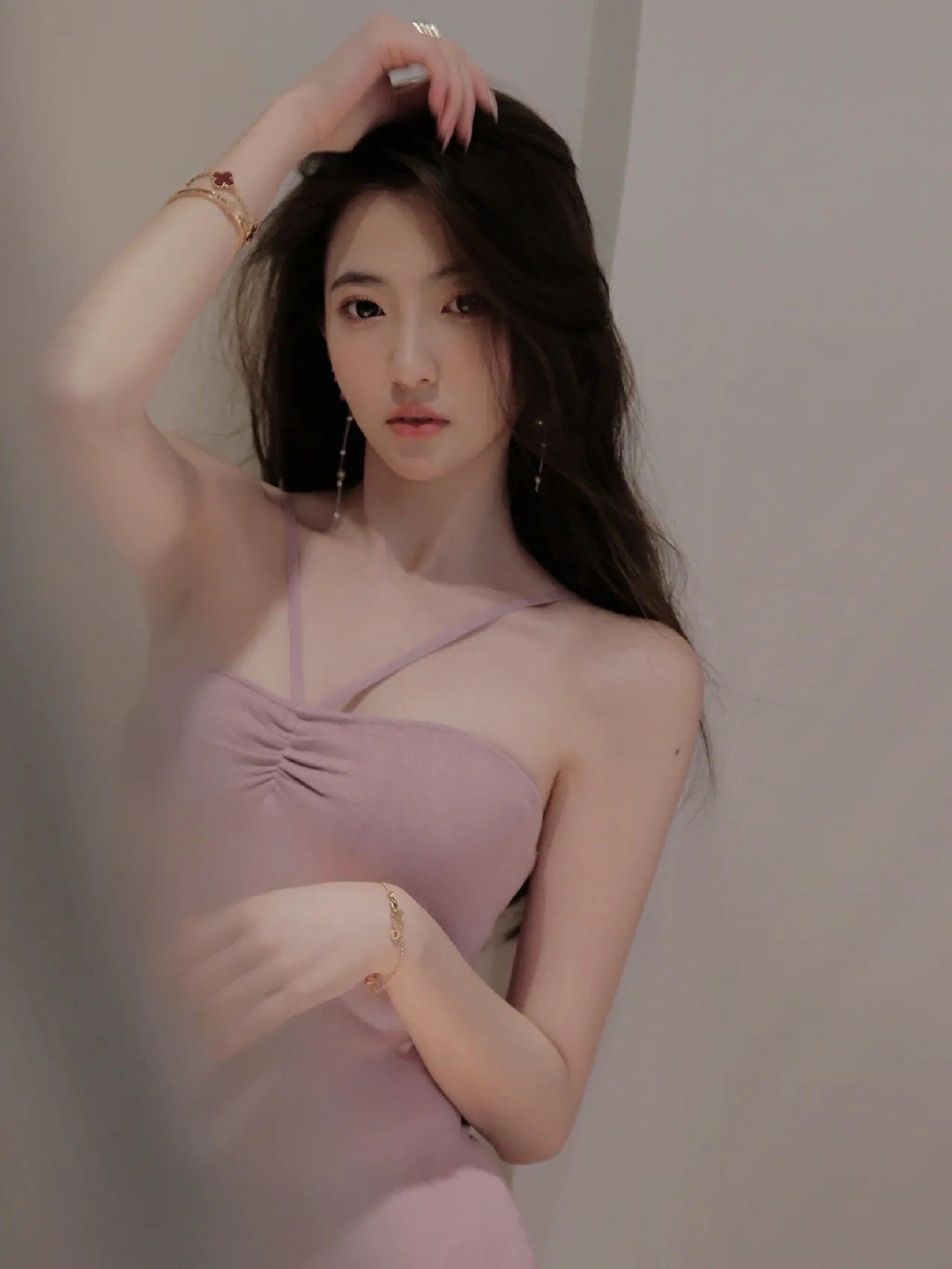 淡紫色吊带裙｜氛围感美人穿搭