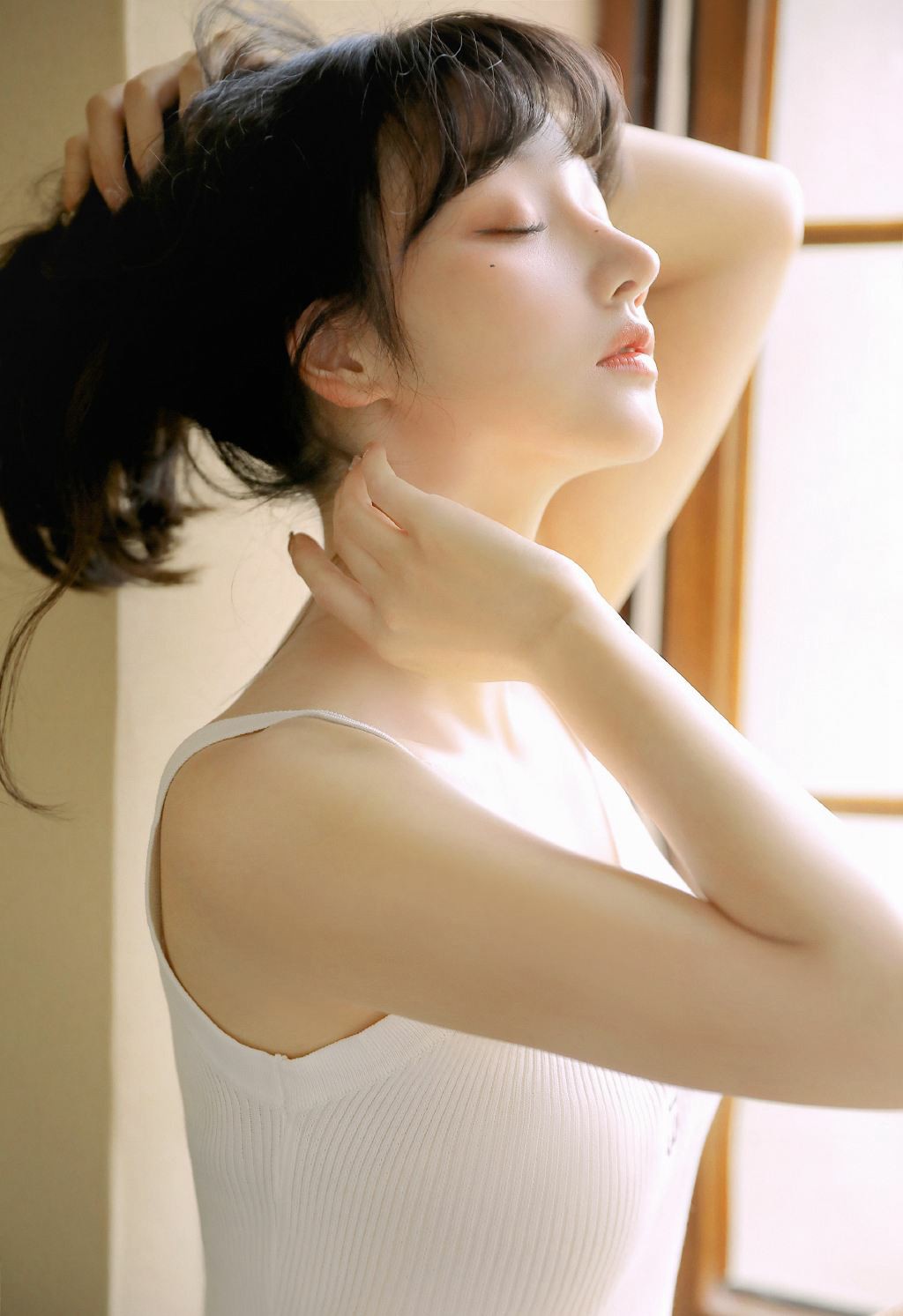 清晨微光里的温柔少女写真