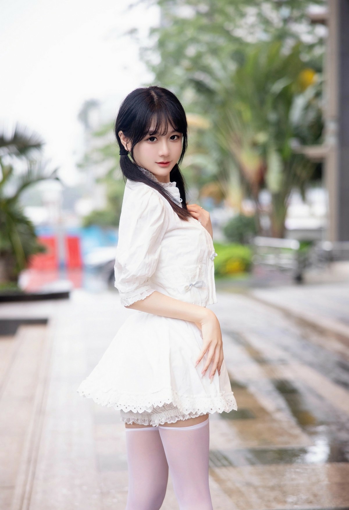 雨后户外的清新纯白甜妹双马尾穿搭
