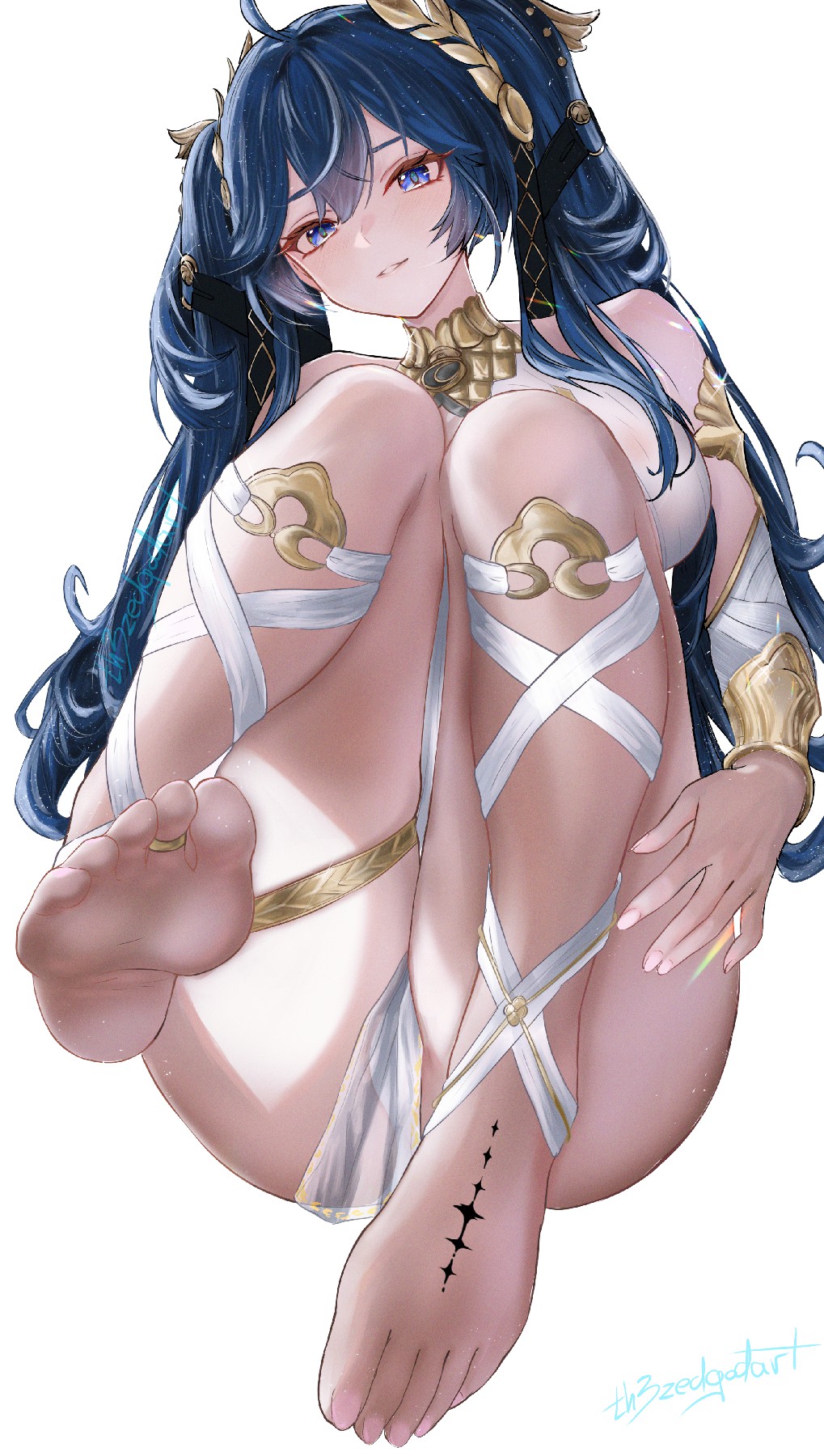 星眸蓝发异域少女，鎏金缠带勾勒曼妙身姿