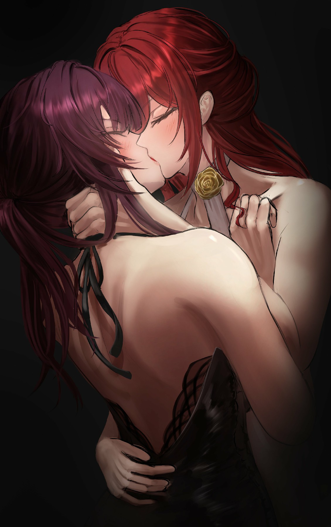 暗夜下红紫交织的浪漫亲吻美好瞬间