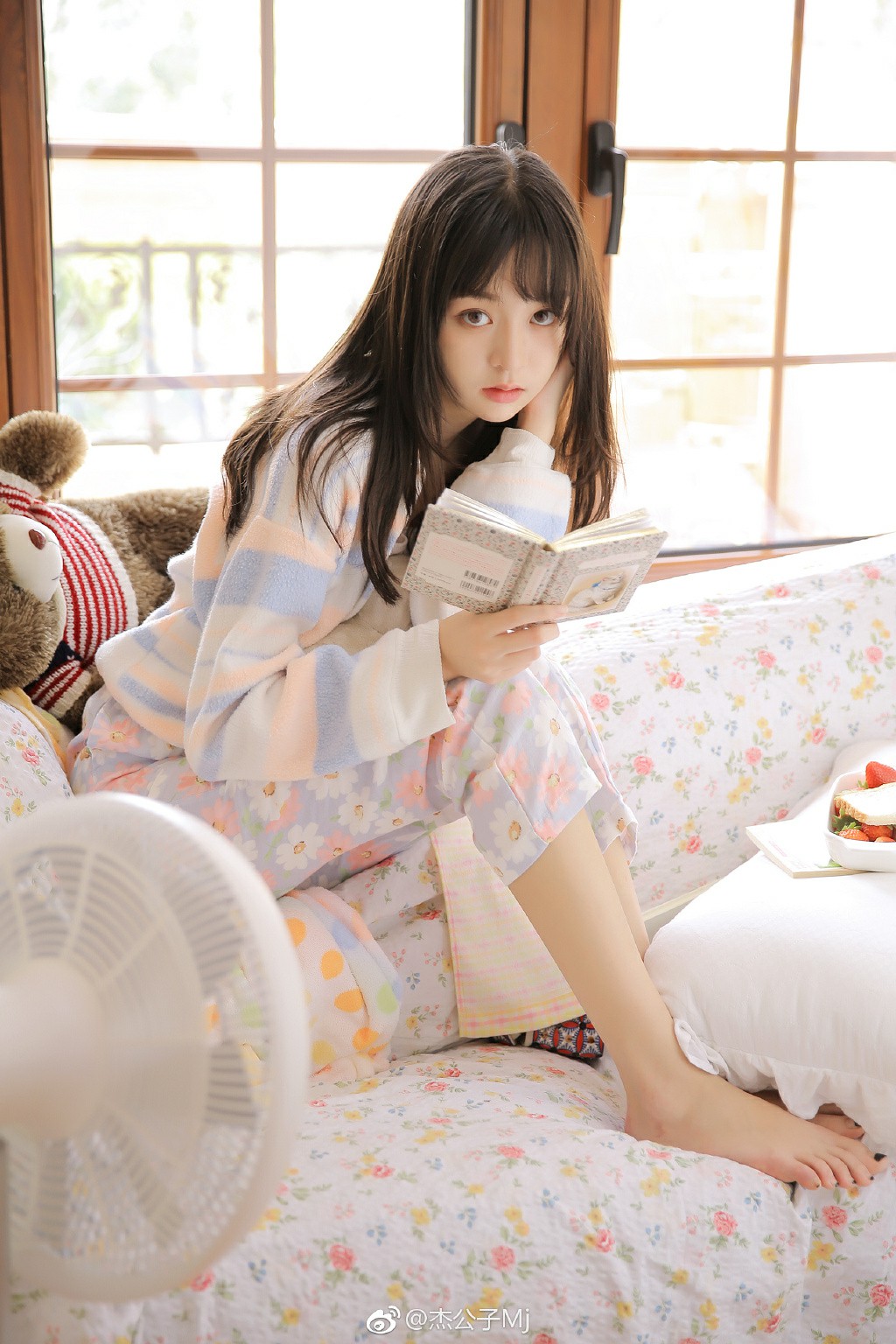 居家少女的慵懒时光：看书发呆也很治愈