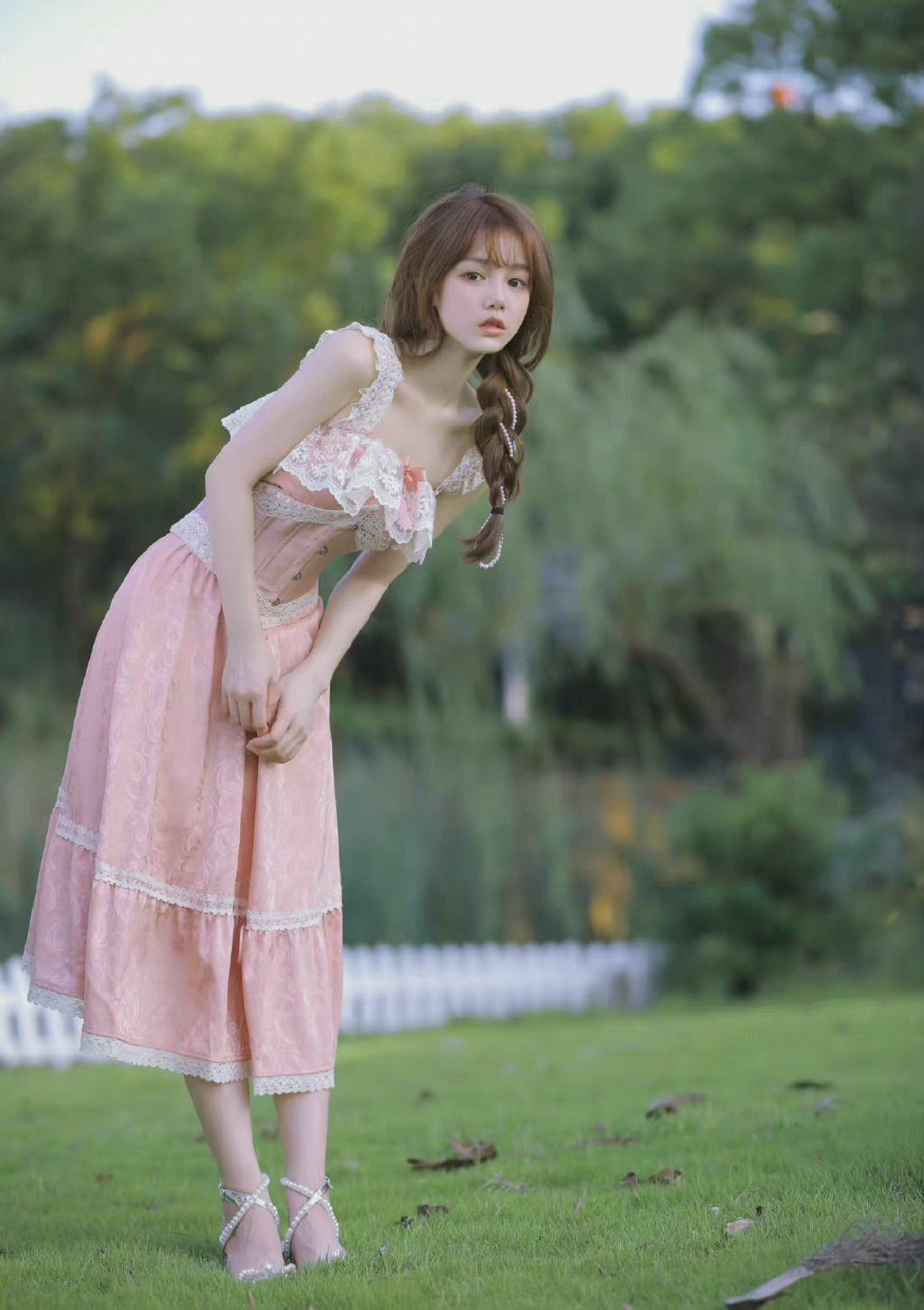 粉色洛丽塔裙装，户外清新氛围感拉满