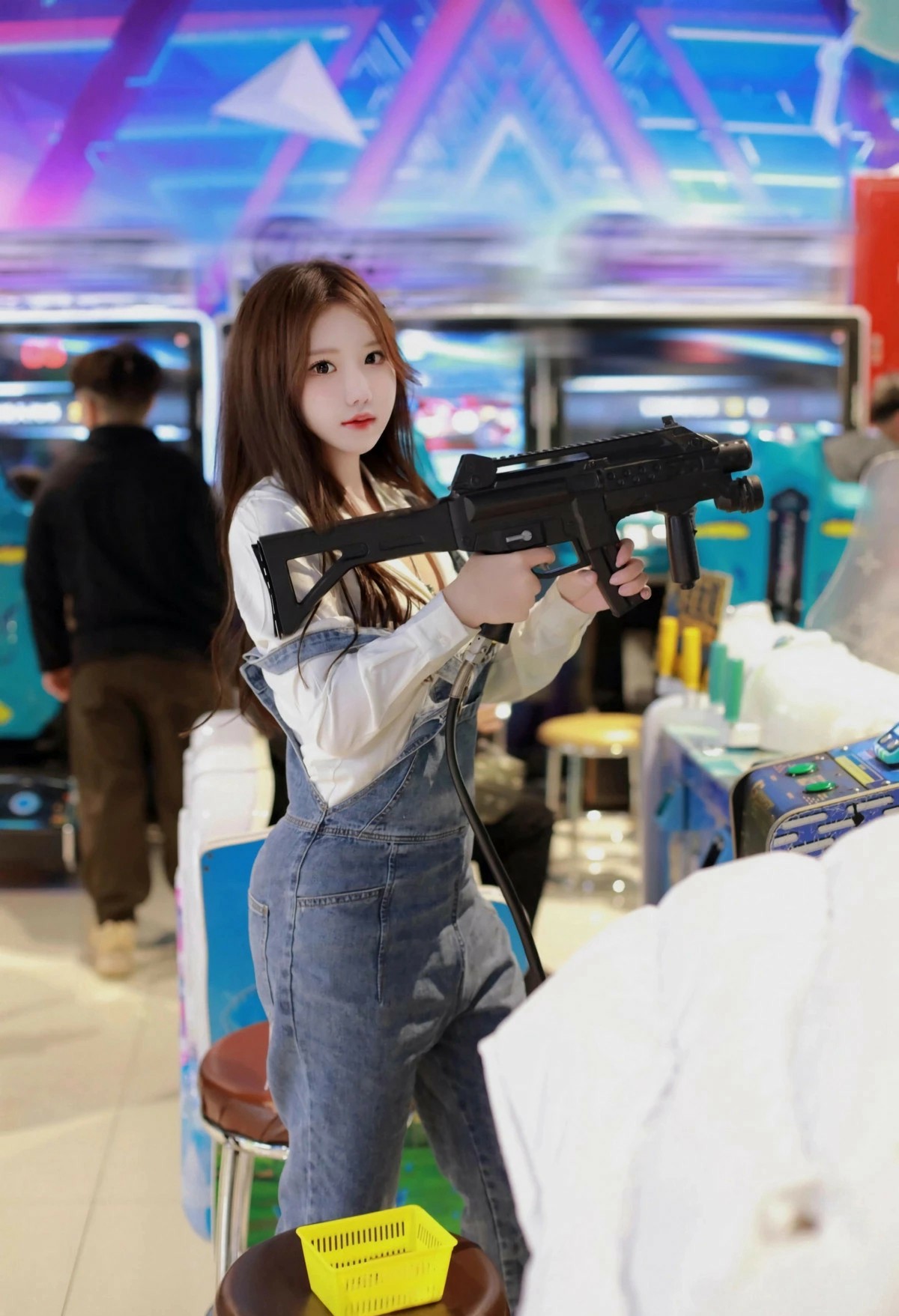 电玩城打卡｜背带裤白衬衫元气穿搭