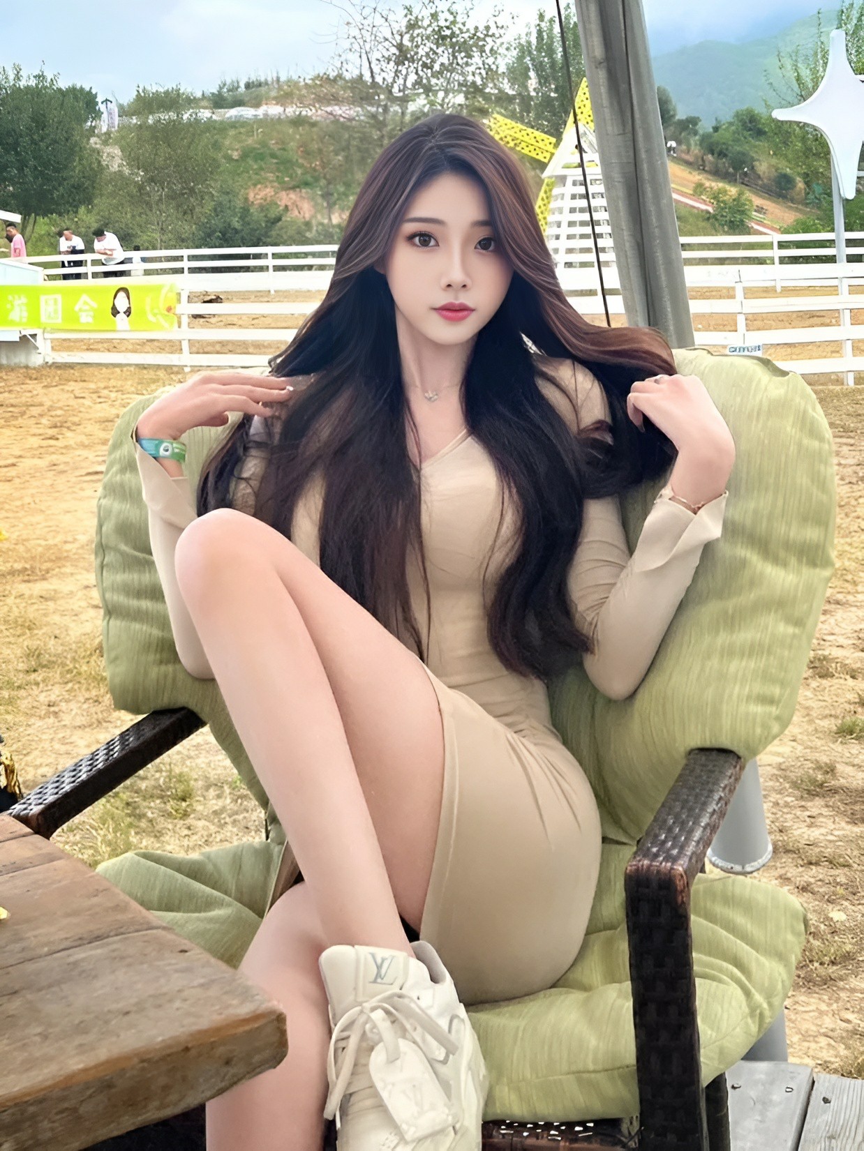 户外露营风穿搭 温柔修身连衣裙吸睛