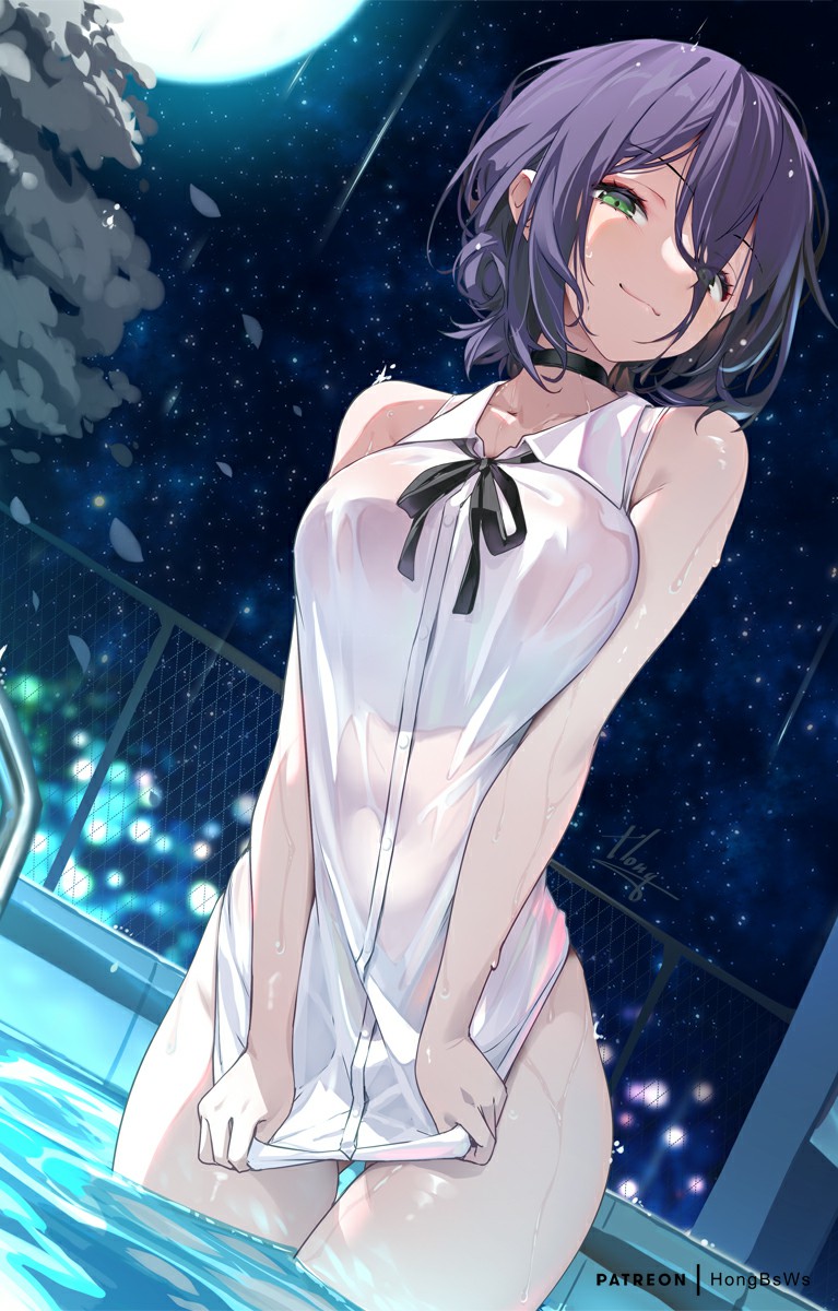 月夜下的泳池少女梦幻一刻