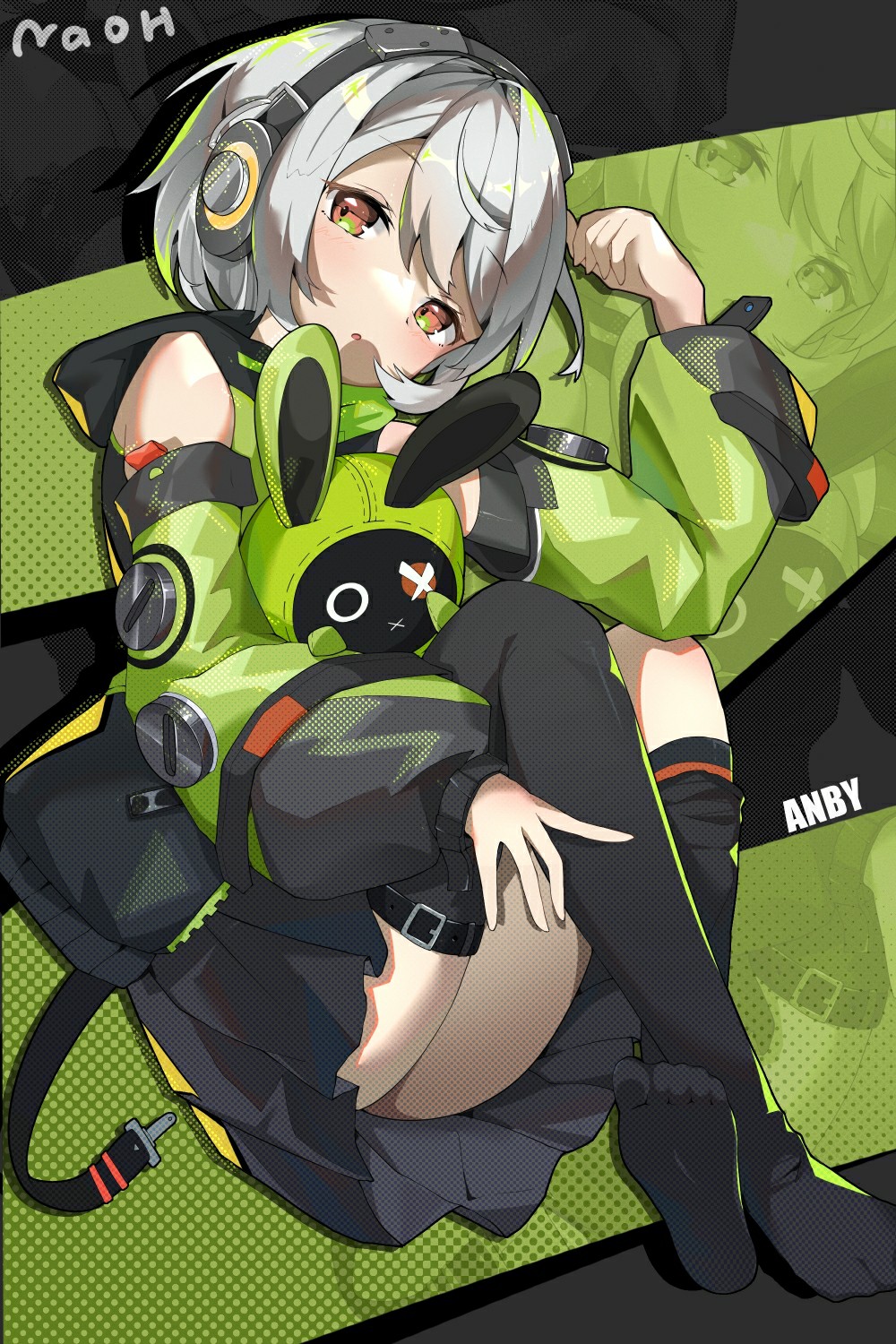 酷飒绿黑系二次元少女与萌物玩偶