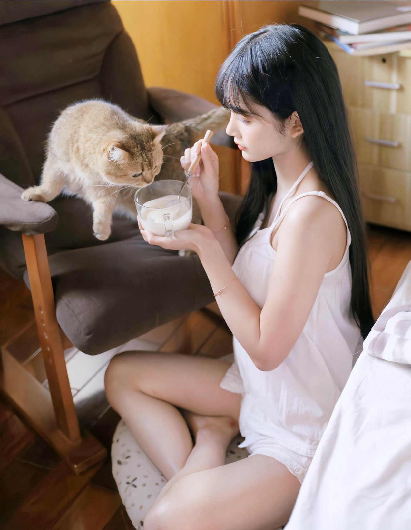 清晨与猫咪共享一杯奶的温柔时光