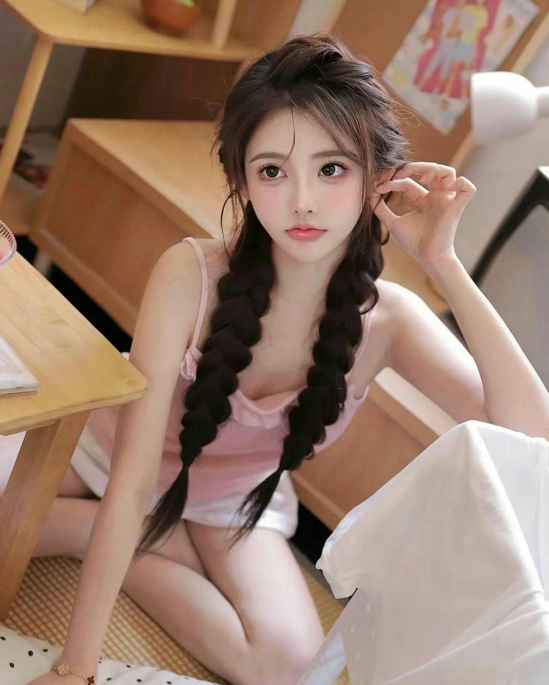 粉色吊带双麻花辫，元气甜妹感拉满