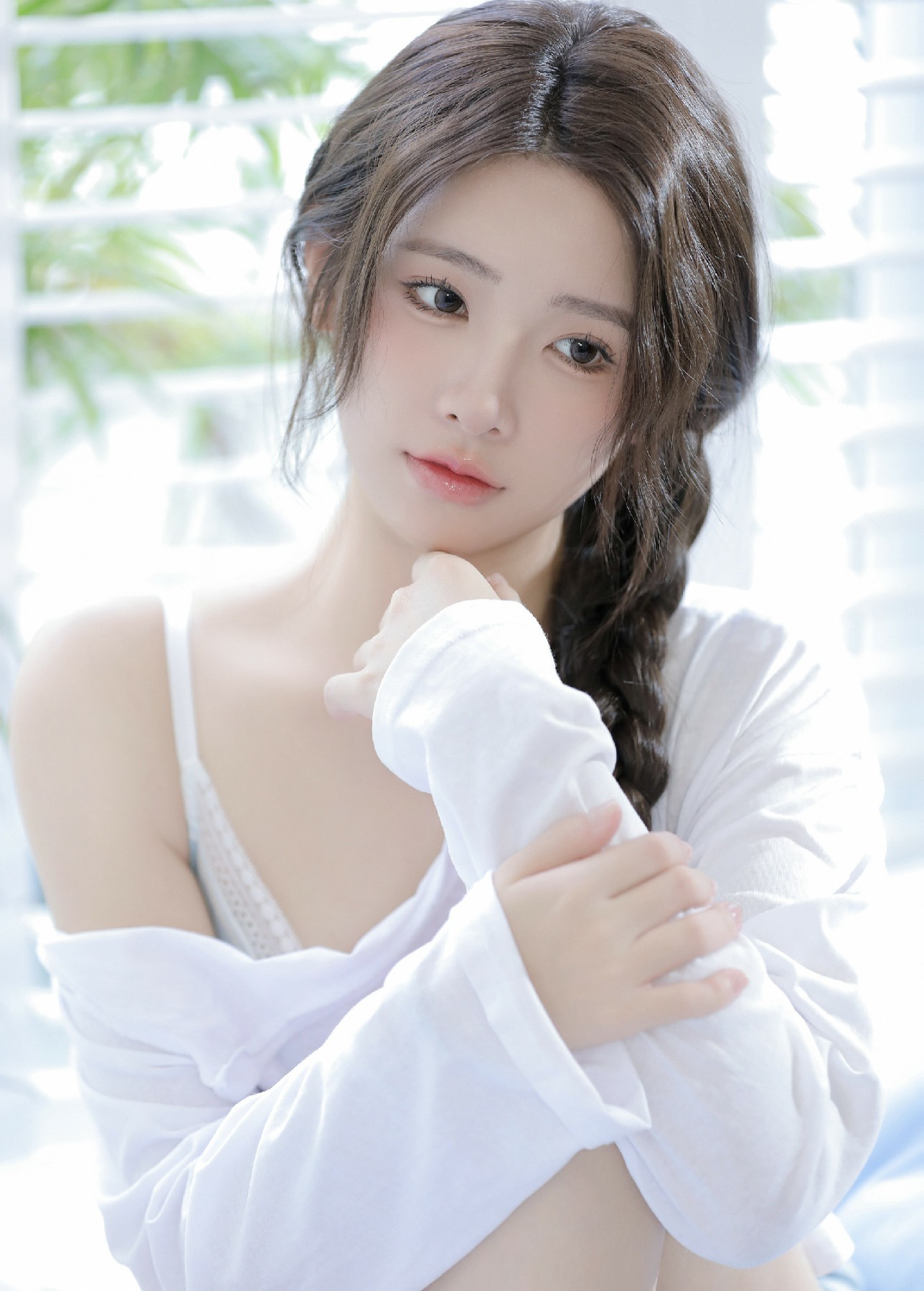 白衬衫与麻花辫的温柔氛围感