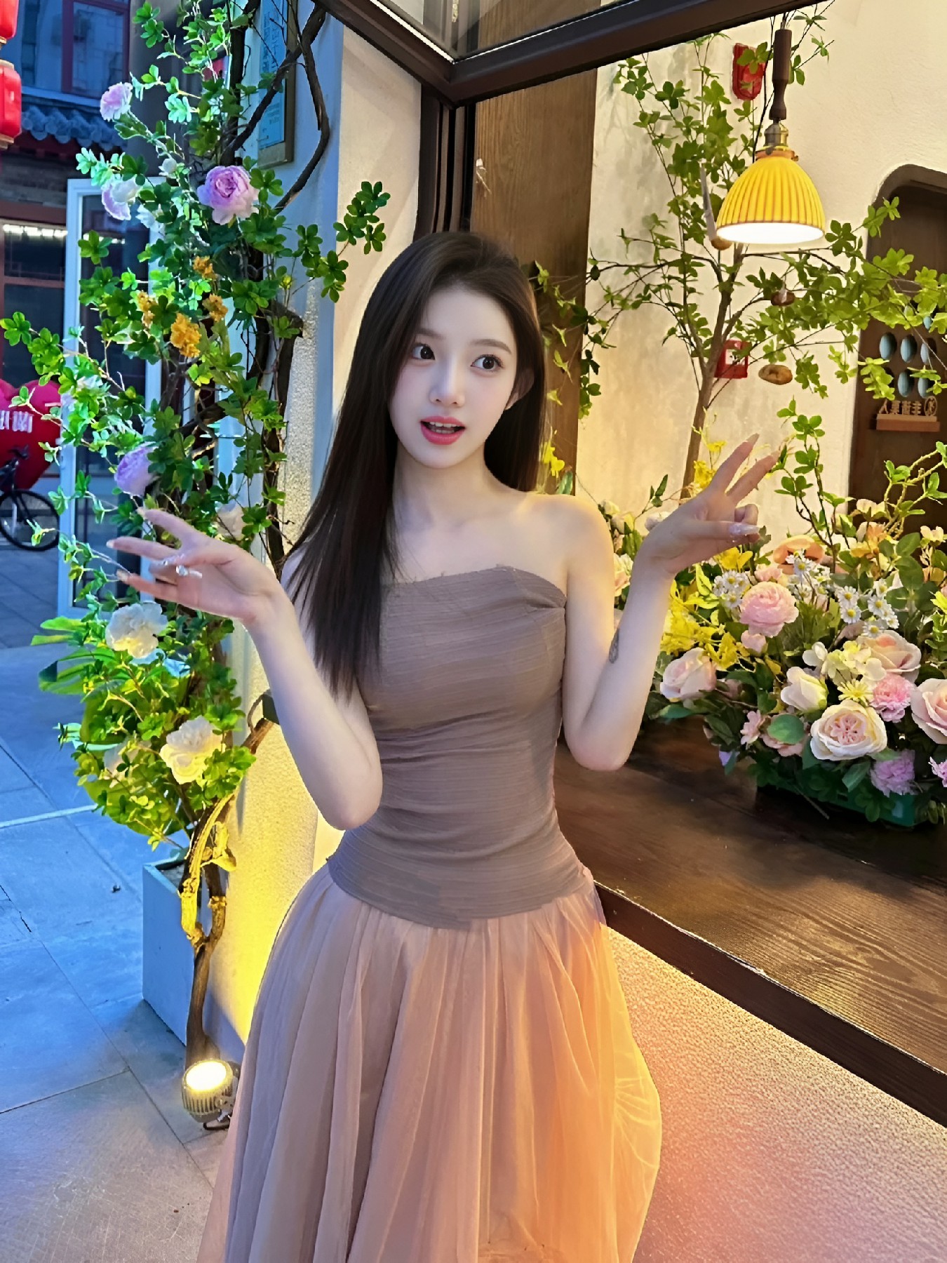 温柔氛围感|抹胸纱裙与花墙绝配
