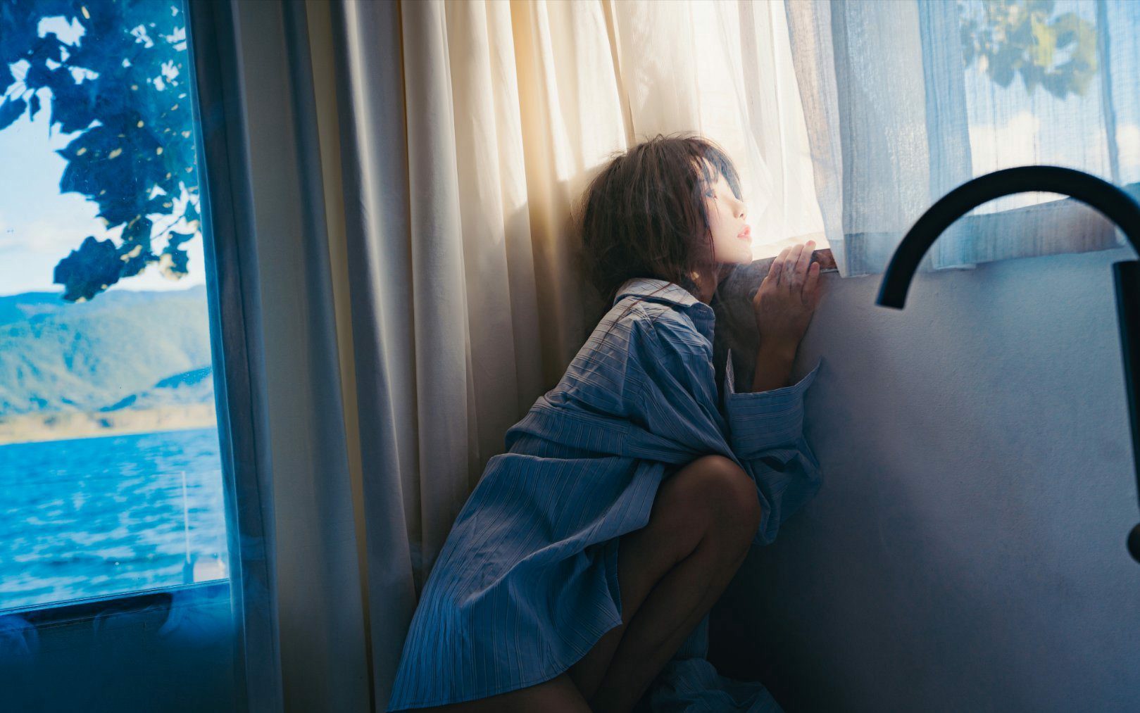 男友衬衫与湖景｜窗边慵懒氛围感