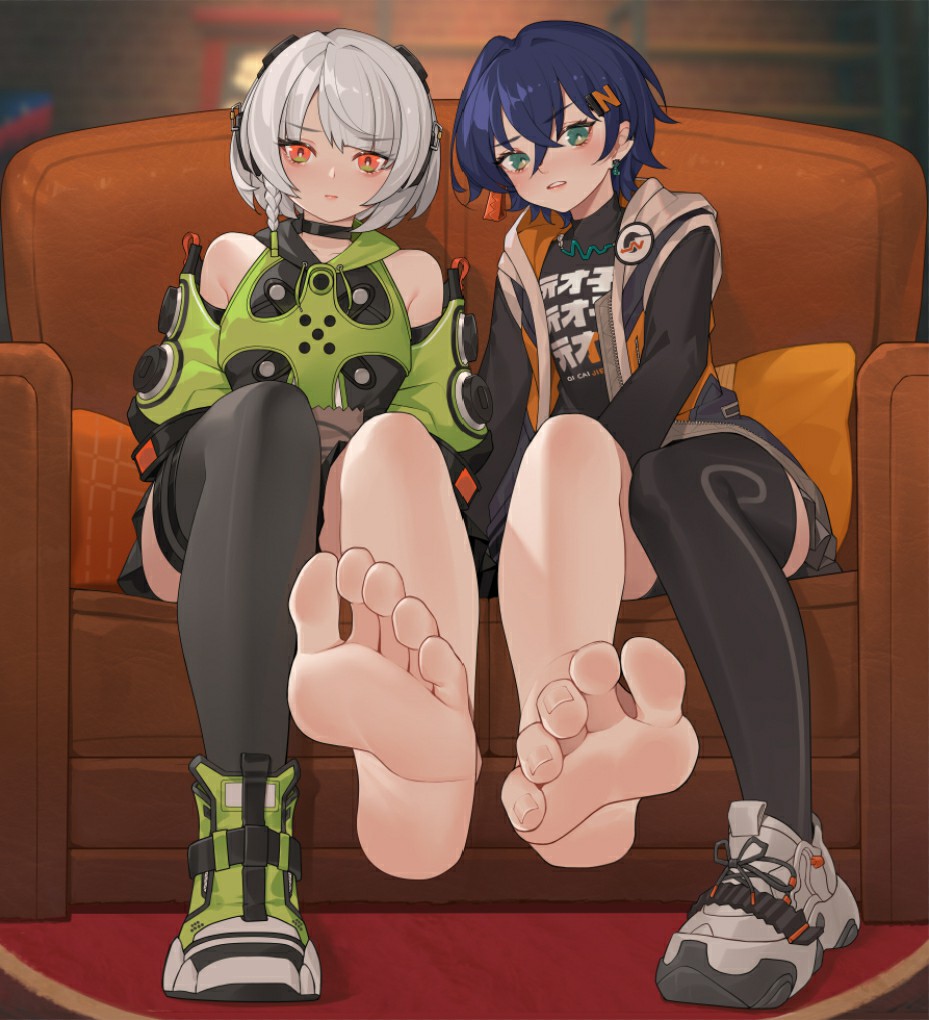 赛博风双少女沙发露脚，潮酷感拉满
