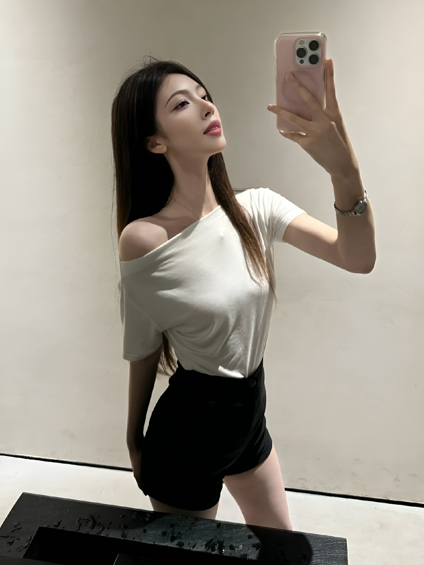 斜肩白T+黑短裤，极简自拍氛围感直接拉满