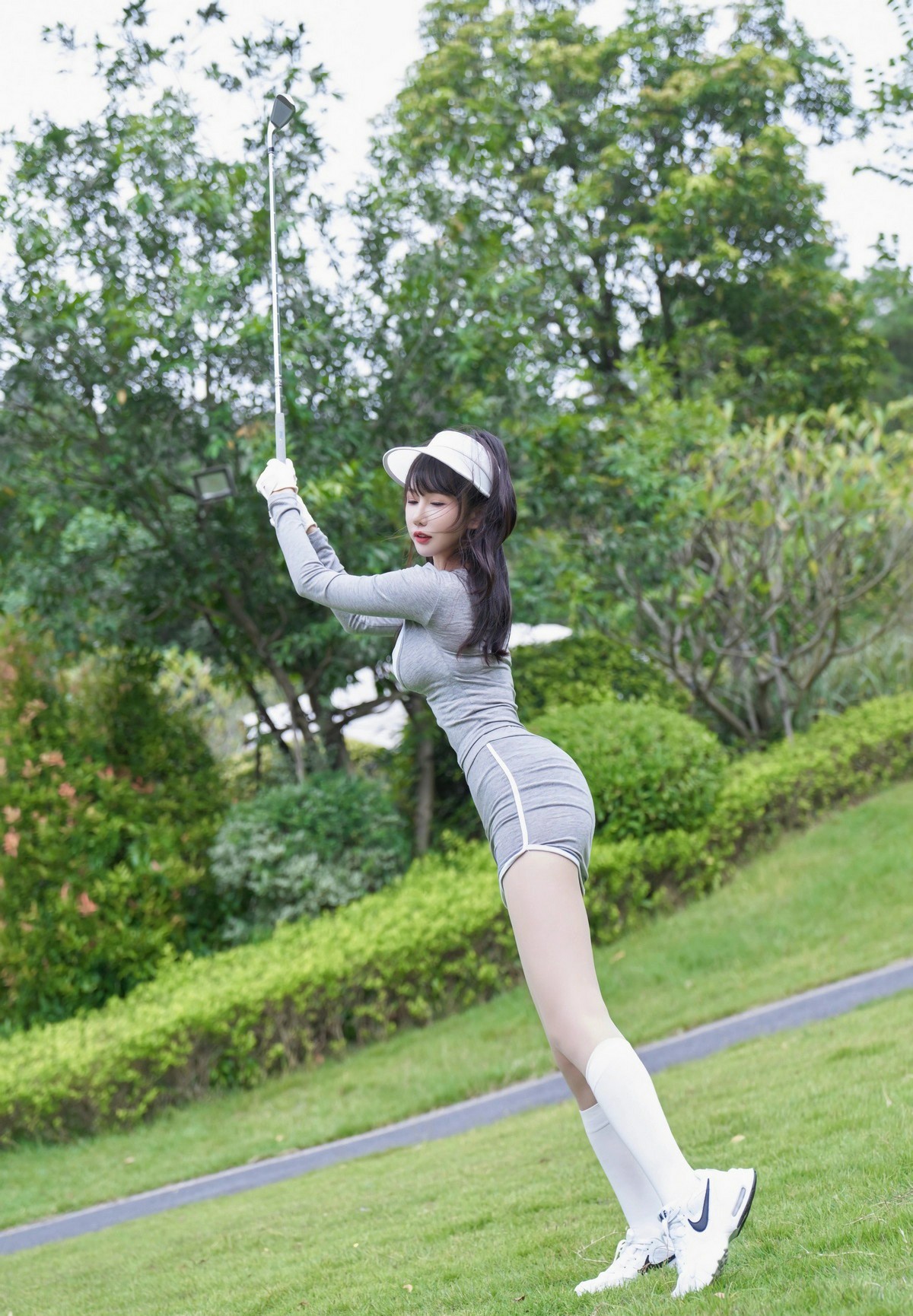 高尔夫少女的活力穿搭与挥杆瞬间