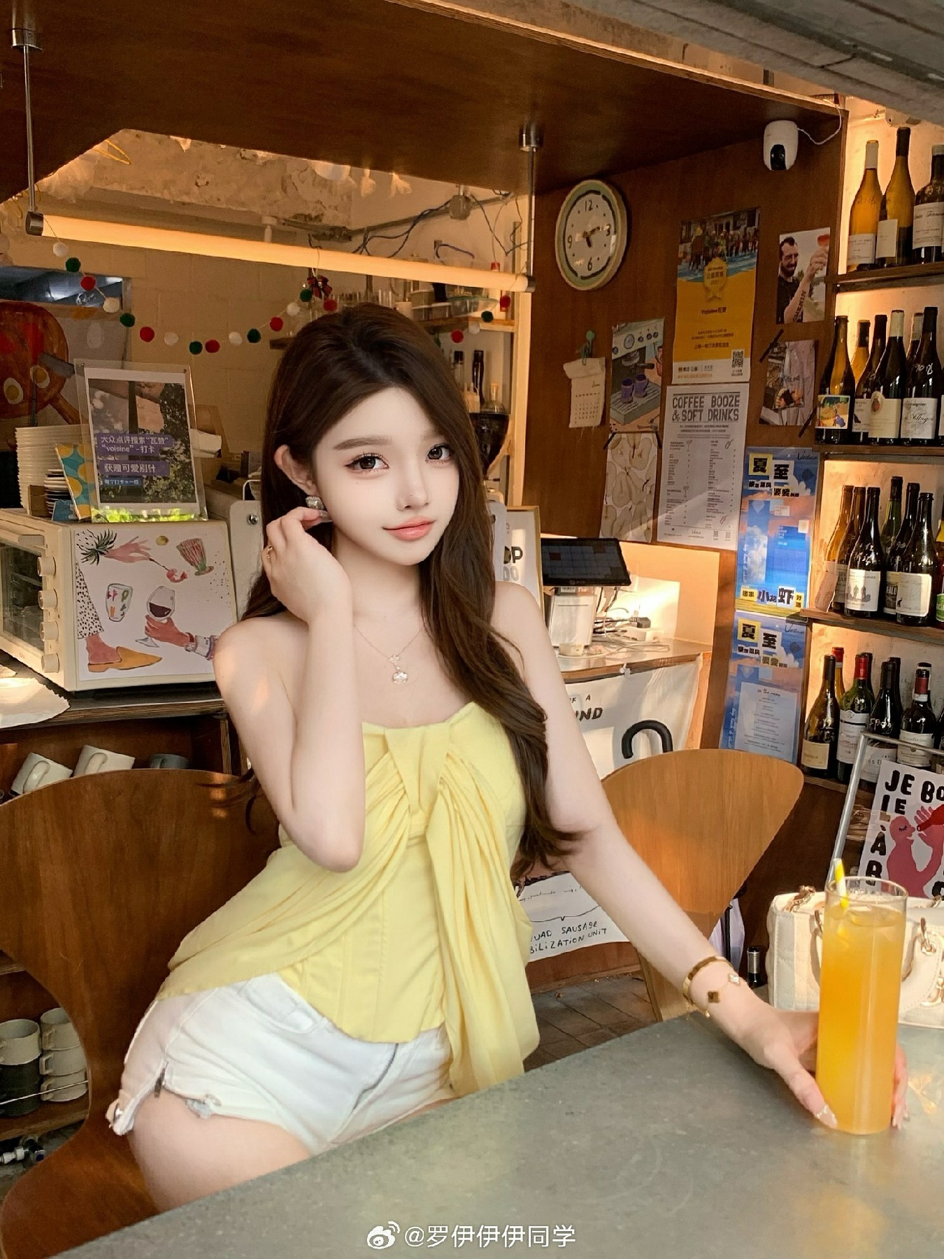 咖啡馆里的黄衣甜妹 氛围感拉满