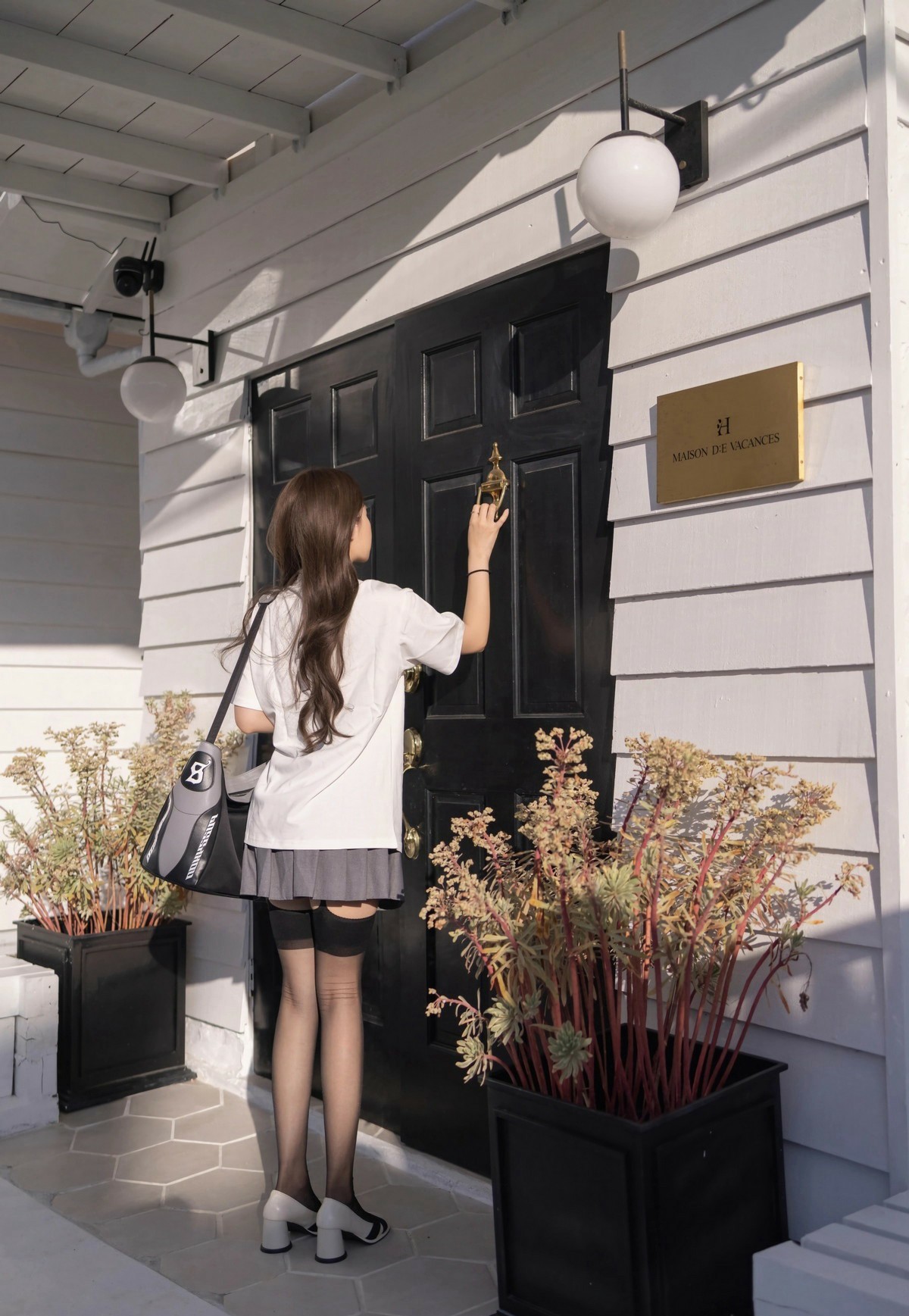 暖阳下叩响复古门扉,氛围感穿搭超出片