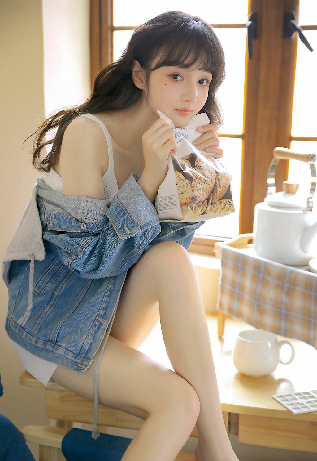 午后窗边慵懒下午茶时光的温柔少女