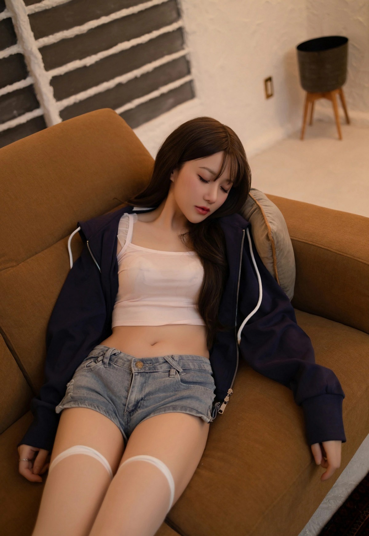 松弛感午后居家沙发小憩的温柔少女