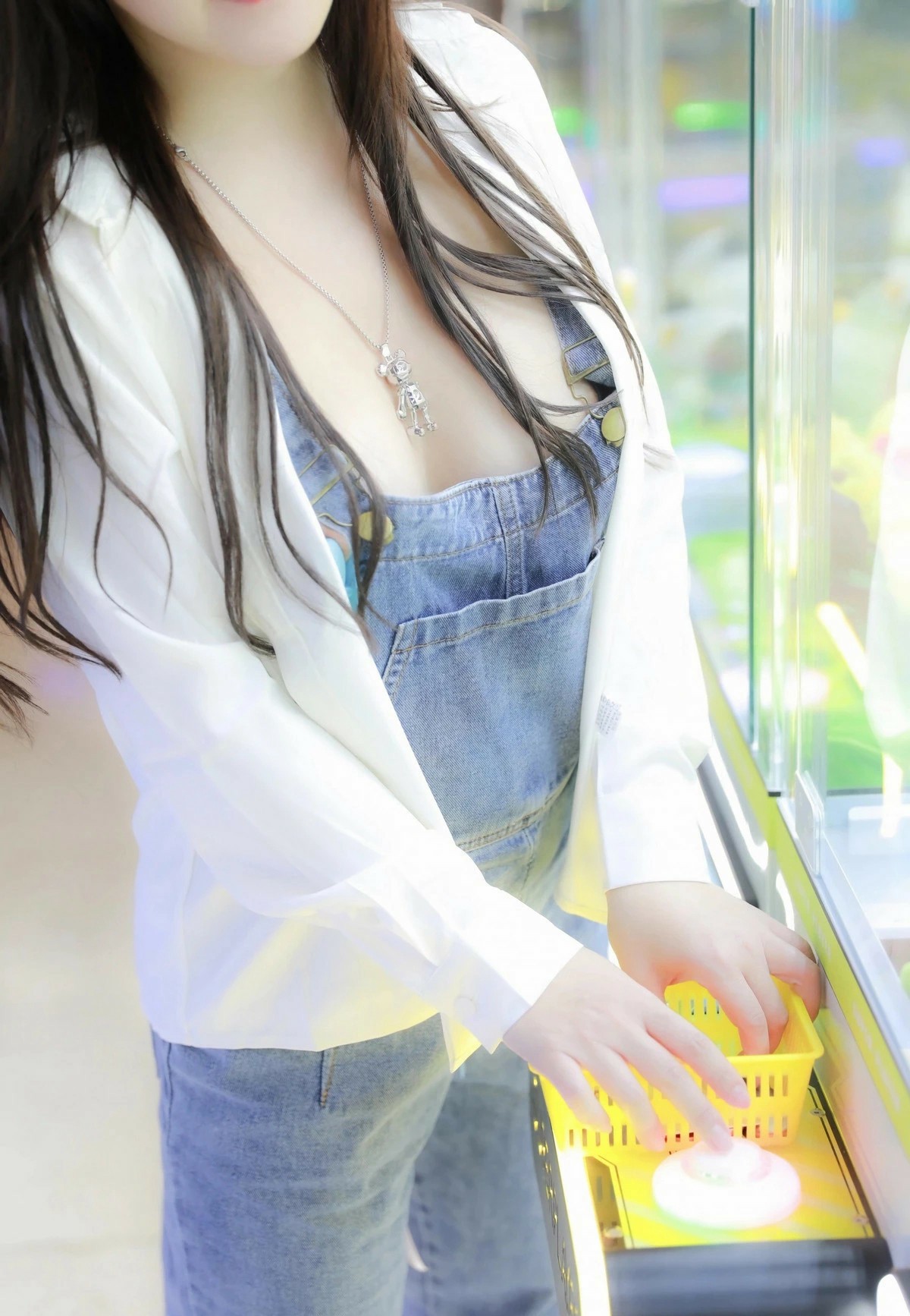 背带裤+白衬衫,抓娃娃机前的元气瞬间