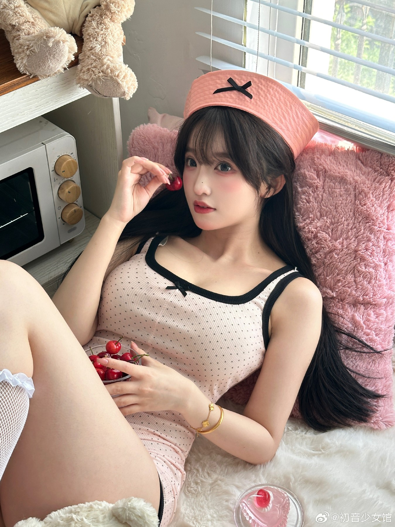 樱桃与粉色的甜美元气少女居家照