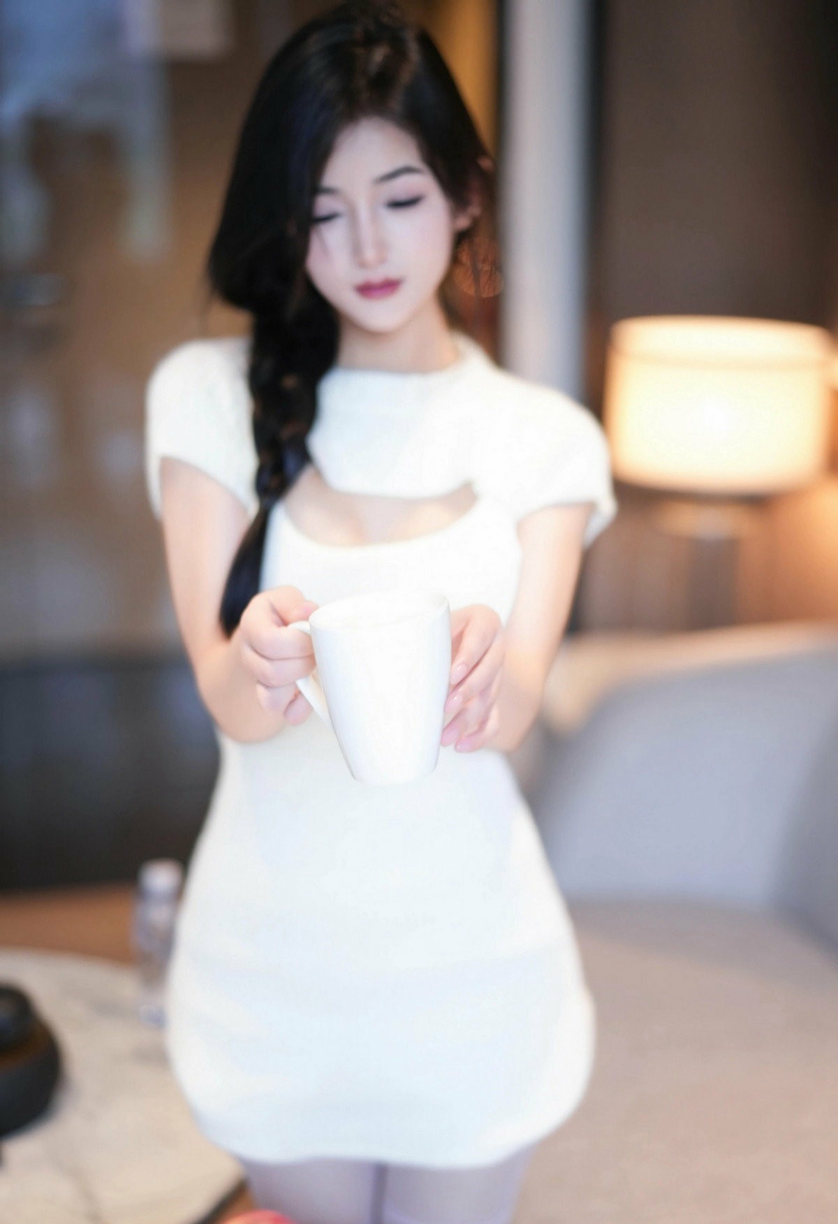 温柔氛围拉满!白色镂空裙搭配暖光太绝了