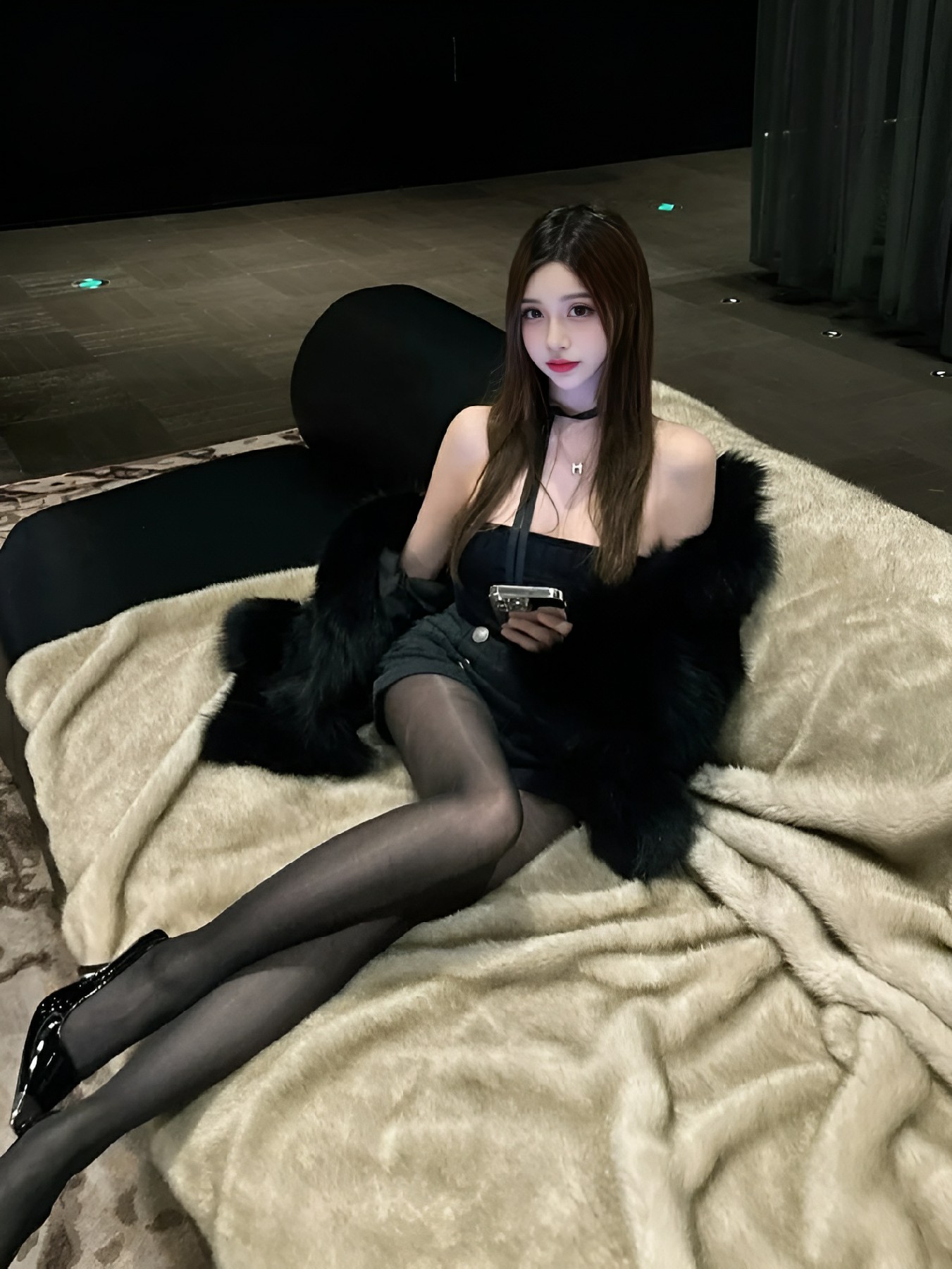 黑裙美女的氛围感慵懒时刻