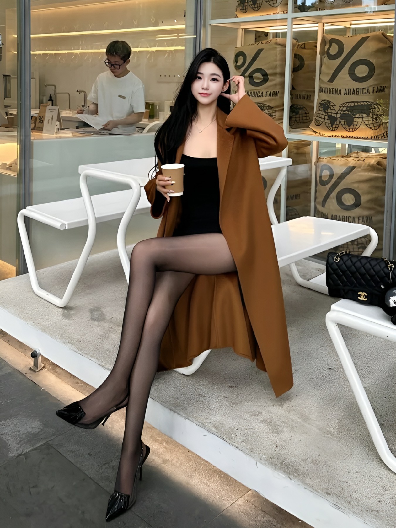 焦糖大衣+黑丝，秋日氛围感穿搭