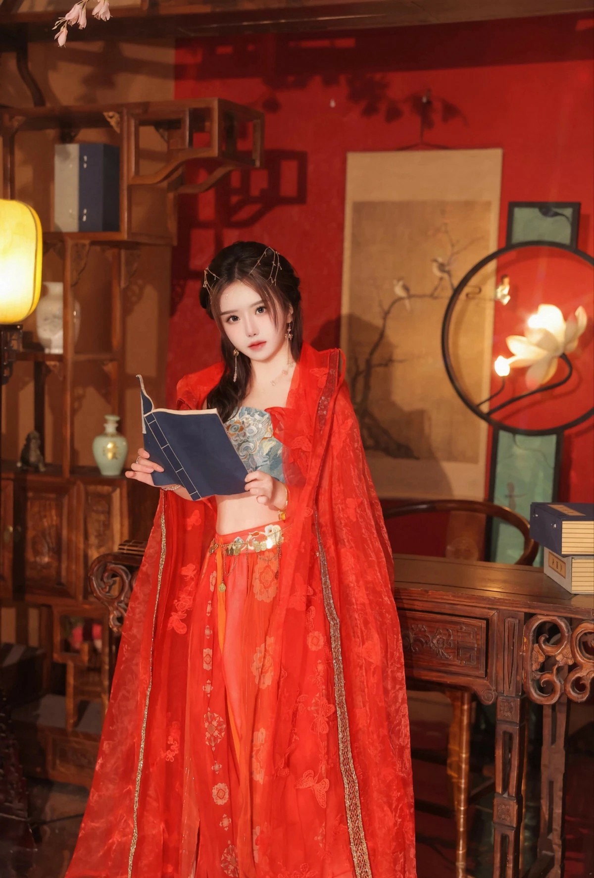 红衣古风少女执书而立氛围感直接拉满