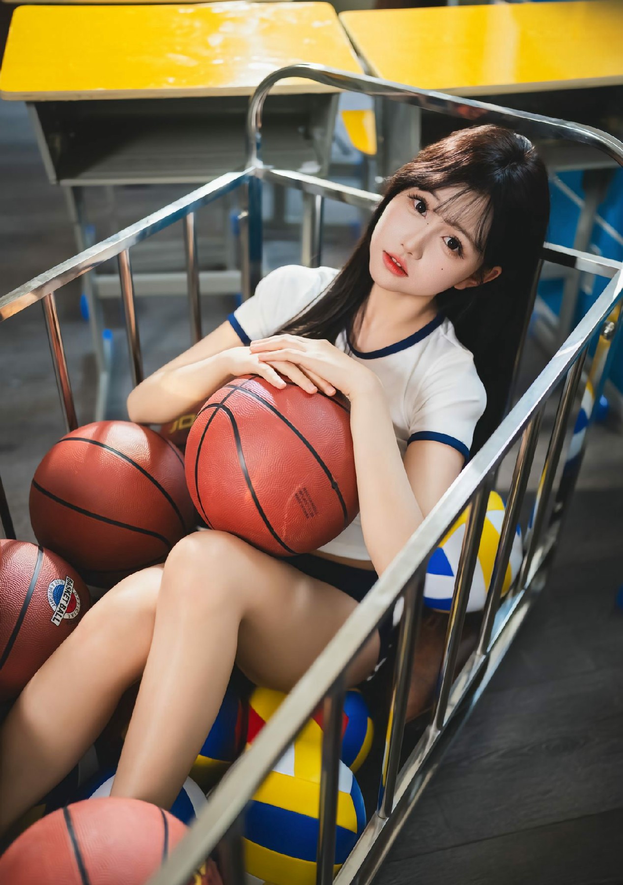 校园篮球推车中的活力少女写真