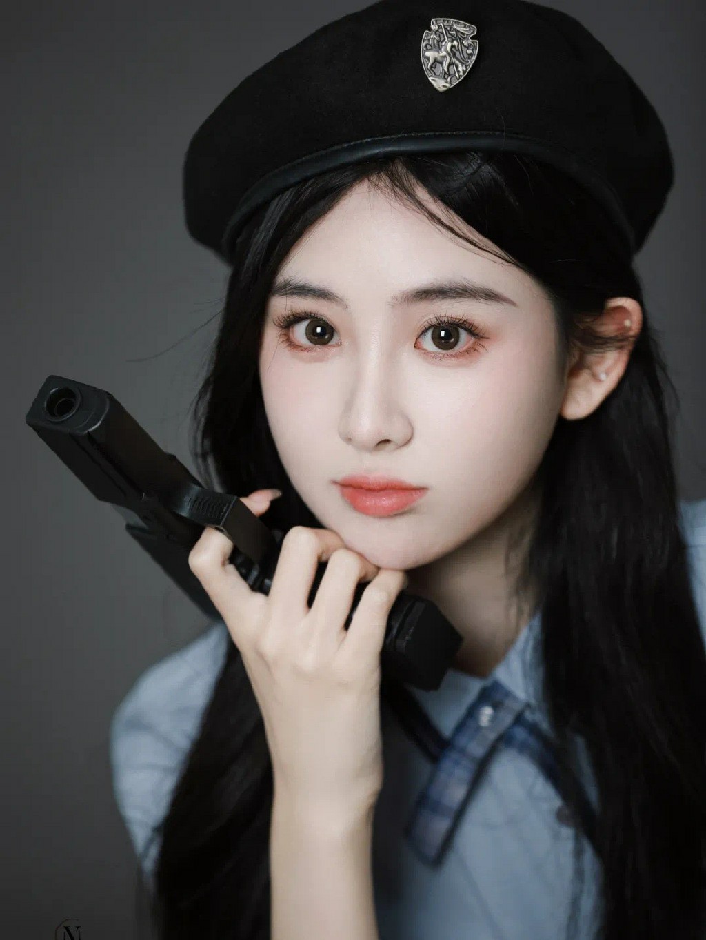 甜酷少女持枪写真，贝雷帽造型超吸睛