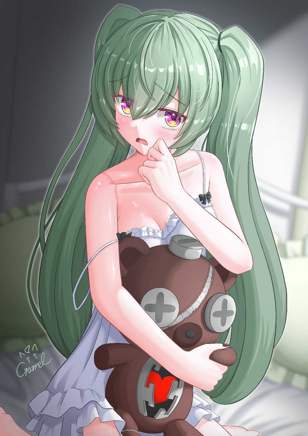 绿发萌妹抱暗黑小熊，害羞感拉满