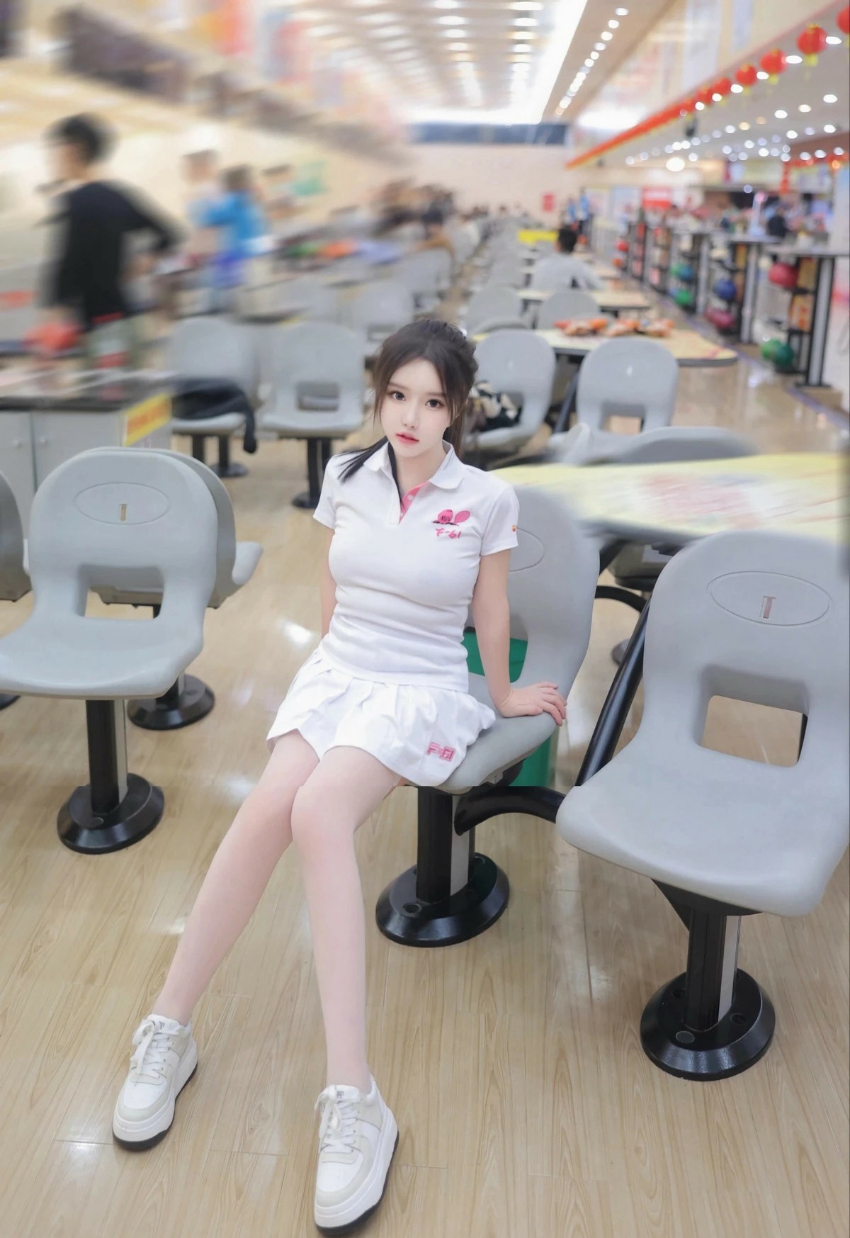 保龄球馆里的活力白裙少女穿搭