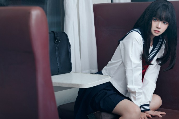 水手服少女的车厢角落氛围感写真