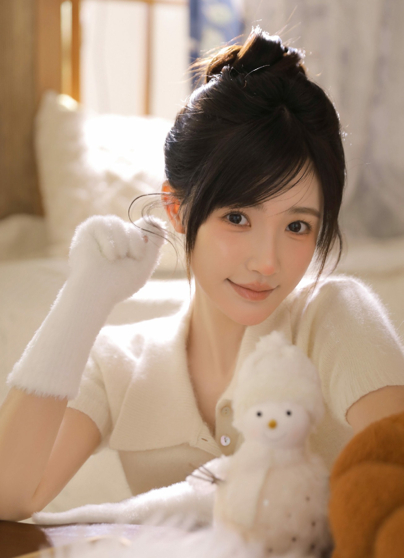 暖光居家冬日温柔氛围感的少女写真